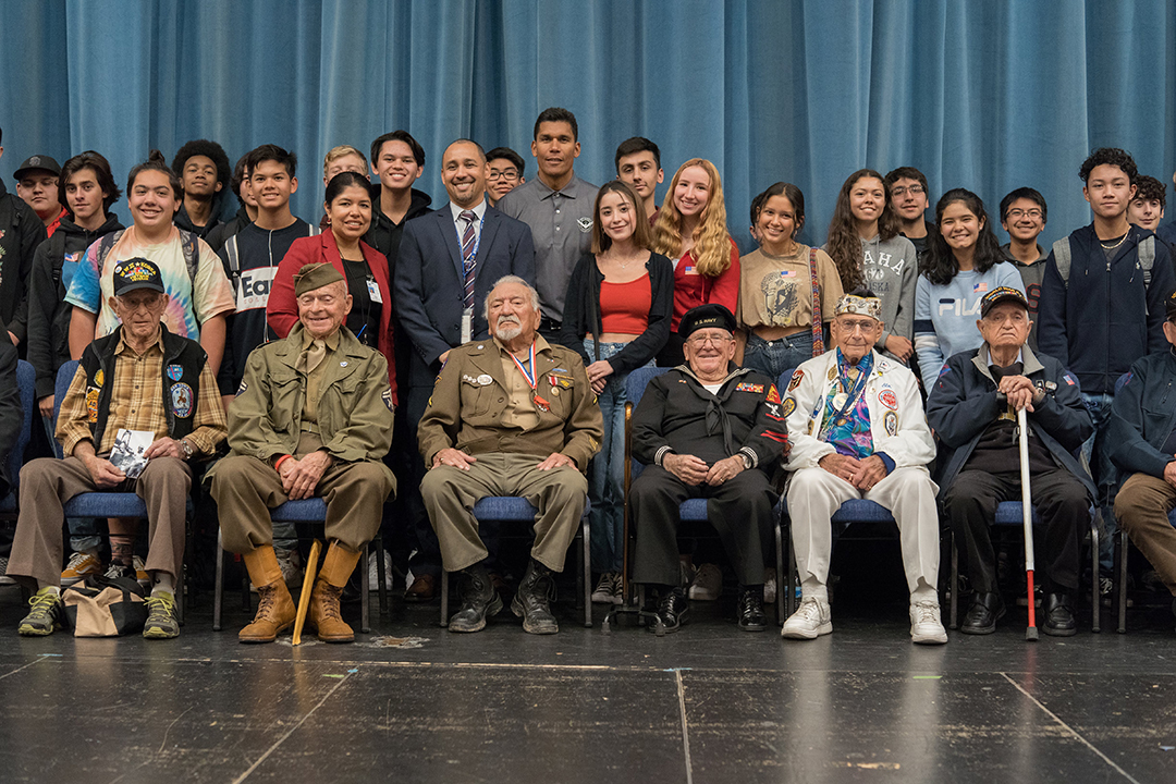 Retired NFL Player and Sweetwater Alum Donnie Edwards Brings WWII Vets to ELH